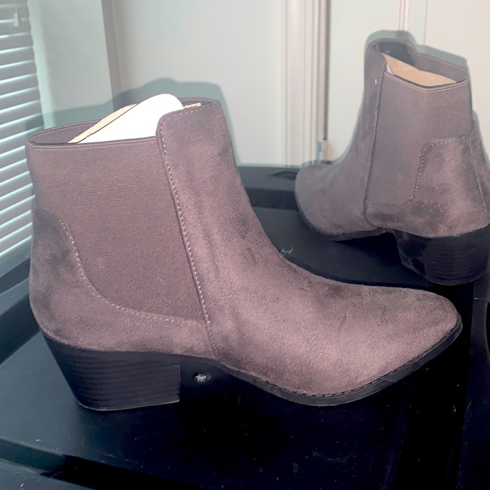 Women’s Diba London Grey suede boots. Never worn no tags. Size 9 fits 8.5